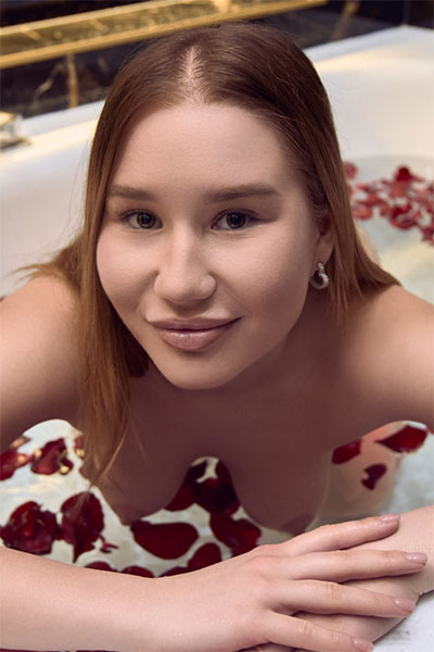 Amalia Davis in Ample Amalia at 18VR