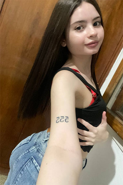 Daisy Joness Onlyfans Booty In Jeans