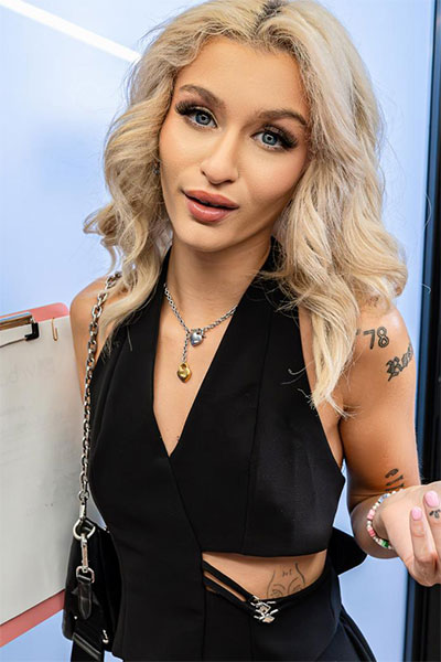 Emma Rosie in Sex Elevator at VR Bangers