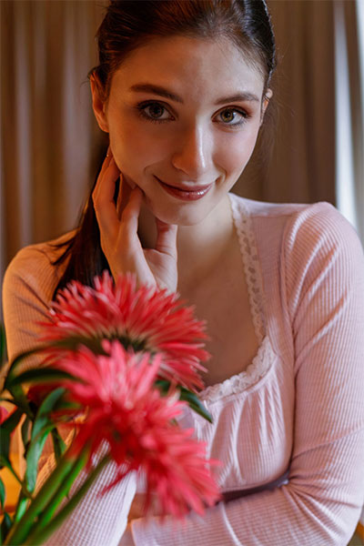 Marion Summers in Purist Form at Met-Art