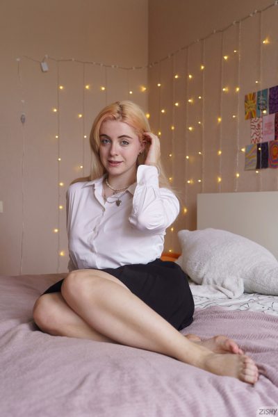 Vicky Roonen in Gamer Girls 1 at Zishy Image #2