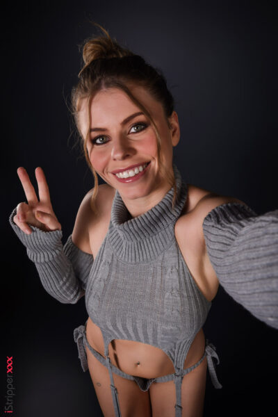 Samantha Joiner from IStripper scene Cosy Moment Image #4