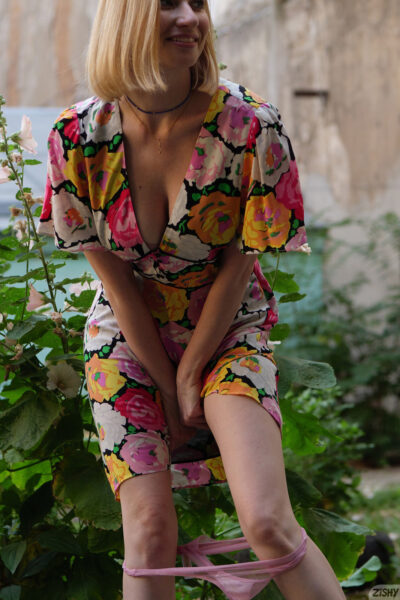 Jackie Nahlen from Zishy scene Women Love Flowers Image #7