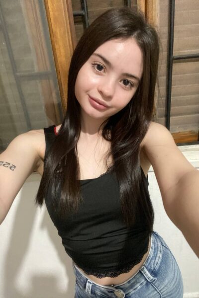 Daisy Joness Onlyfans Booty In Jeans Image #2