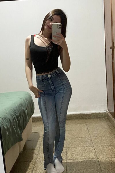 Daisy Joness Onlyfans Booty In Jeans Image #4