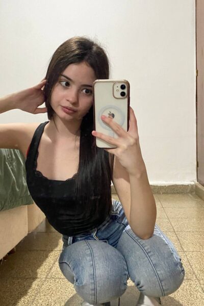 Daisy Joness Onlyfans Booty In Jeans Image #5