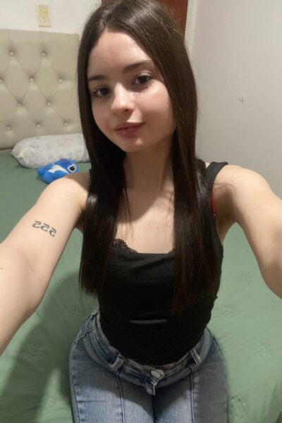 Daisy Joness Onlyfans Booty In Jeans Image #7
