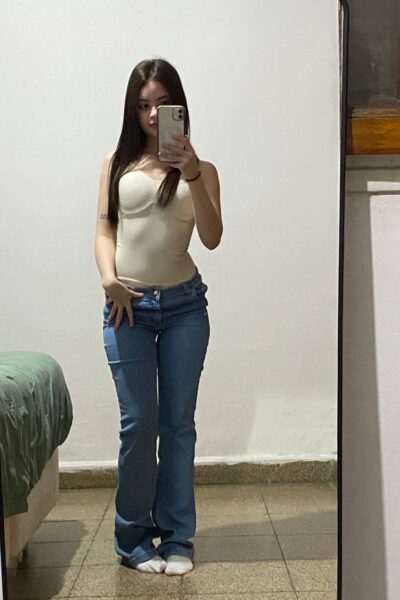 Daisy Joness Onlyfans Booty In Jeans Image #12