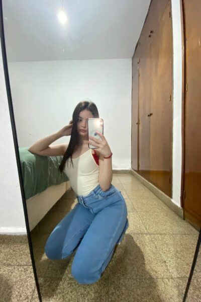 Daisy Joness Onlyfans Booty In Jeans Image #14